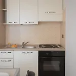 Inviting Rina Sea 1br דירה *