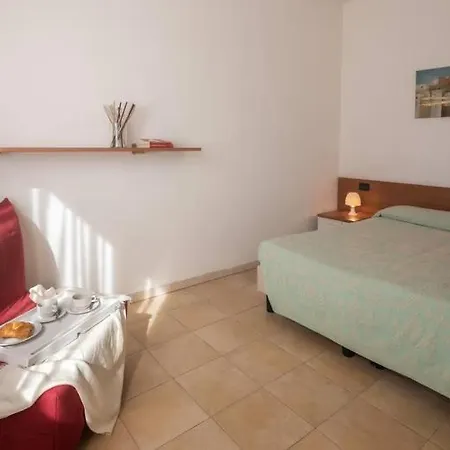 Inviting Rina Sea 1br דירה *
