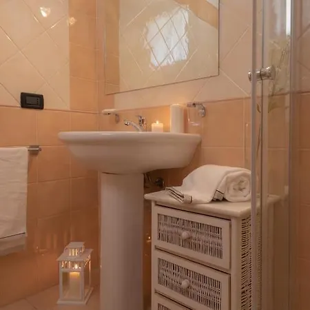 Inviting Rina Sea 1br דירה *